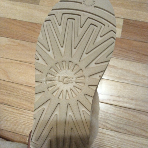 UGG - Picture 2 of 6